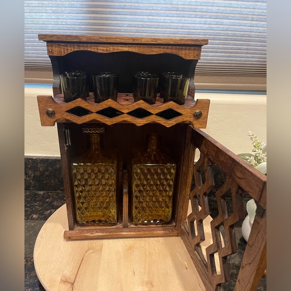 Vintage Mid-Century Liquor Decanter & Shot Glasses - Picture 2 of 9